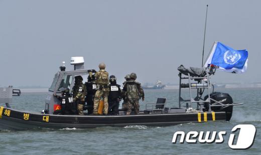 두 달간 불법조업. 해병2사단 대원들과 해경 및 유엔군사령부가 지난 10일 한강하구 중립수역에서 불법조업을 하고 있는 중국어선 퇴거작전을 벌이고 있다. /자료사진=뉴스1