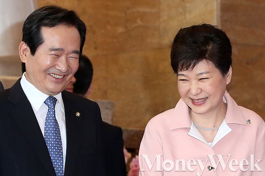 정세균 국회의장(왼쪽), 박근혜 대통령이 13일 서울 여의도 국회 본회의장에서 만나 인사를 나누고 있다. /사진=임한별 기자