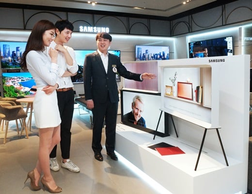 삼성전자 모델들이 13일 신세계백화점 강남점 삼성전자 매장에서 '세리프 TV'를 소개하고 있다. /사진=삼성전자