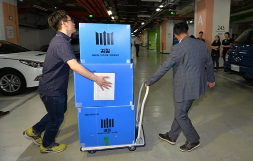 지난 10일 오후 서울 중구 롯데호텔 본점에서 검찰 수사관들이 신동빈 롯데그룹 회장 집무실과 롯데그룹 정책본부 등에 대한 압수수색을 마치고 호텔을 나서고 있다. /사진=뉴시스 