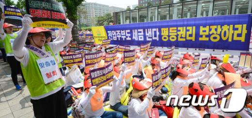 어린이집 맞춤형보육 집회. 오늘(13일) 오후 서울 여의도 국회의사당역 앞에서 열린 맞춤형 보육 시행 반대 한국가정어린이집연합회 보육교직원대회에서 참석 선생님들이 구호를 외치고 있다. /사진=뉴스1 