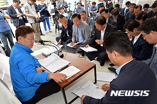 이재명 성남시장이 지난 13일 단식농성장에서 정례 간부회의를 주재하고 있다. /사진=뉴시스