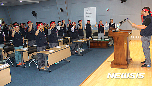 대한석탄공사 노동조합이 지난 11일 강원 원주시 석탄공사 본사에서 '전 조합원과 가족의 막장단식투쟁'을 만장일치로 결의하고 있다. /자료사진=뉴시스