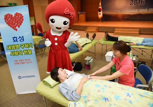 효성의 한 직원이 14일 백혈병과 소아암을 앓는 어린이들에게 희망과 새 생명을 주기 위한 효성 ‘행복 나눔 사랑의 헌혈’ 행사에 참여하고 있다. /사진=효성
