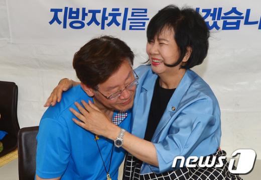 이재명 단식. 이재명 성남시장이 오늘(14일) 오후 서울 광화문광장 단식농성장에서 위로방문한 손혜원 더민주 의원과 포옹하고 있다. /자료사진=뉴스1