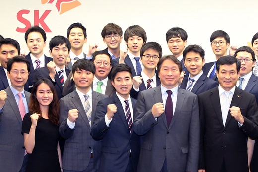 최태원 SK그룹 회장(앞줄 오른쪽에서 두 번째)이 한국고등교육재단 장학생들과 기념사진을 촬영하고 있다. /사진=SK그룹