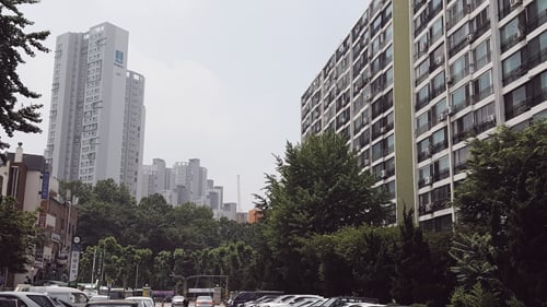 입주 37년 된 은마아파트 뒤로 지난해 9월 입주한 래미안대치팰리스가 보인다. /사진=김창성 기자