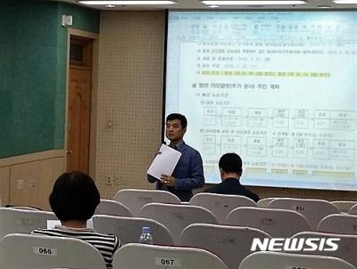 정광윤 경기 안산 단원고 교장이 14일 오후 교내 시청각실에서 열린 학부모 총회에 참석해 4·16가족협의회가 제안한 기억교실 이전 계획안에 대한 의견을 밝히고 있다. /사진=뉴시스