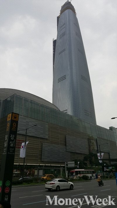 제2롯데월드타워는 전체 123층 가운데 절반이 오피스로 구성됐지만 높은 임대료와 최근 롯데 사태 등이 겹치며 공실률 증가 우려가 커지고 있다. /사진=김창성 기자