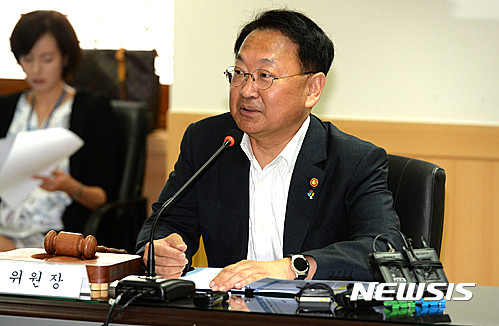 경영평가. 오늘(16일) 오전 서울 종로구 정부서울청사에서 진행된 제11차 공공기관운영위원회에서 위원장인 유일호 기획재정부 장관 겸 경제부총리가 모두발언하고 있다. /사진=뉴시스