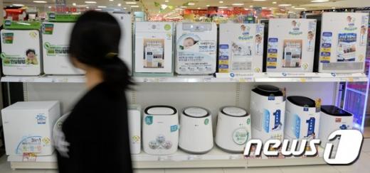공기청정기 필터 유해성. 서울 시내 한 가전 매장에서 고객이 공기 청정기를 살펴보고 있다. 사진은 기사내용과 무관. /자료사진=뉴시스