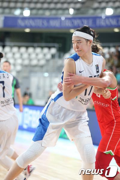 올림픽 여자농구 예선. 한국대표팀 박지수가 상대 선수와 몸싸움을 벌이고 있다. /사진=뉴스1(대한농구협회 제공)