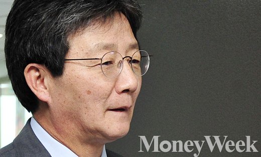 유승민 의원이 복당과 관련해 16일 국회에서 취재진의 질문을 받고 있다. /사진=임한별 기자