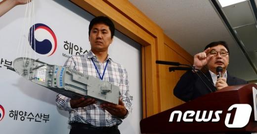 세월호. 김현태 해양수산부 세월호인양추진단 부단장(오른쪽)이 오늘(16일) 정부세종청사 해수부 기자실에서 세월호 선수들기 추진현황 및 향후 공정 브리핑을 하고 있다. /사진=뉴스1