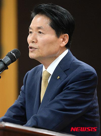 농협중앙회 김병원 회장을 상대로 검찰이 압수수색을 실시했다. /자료사진=뉴시스