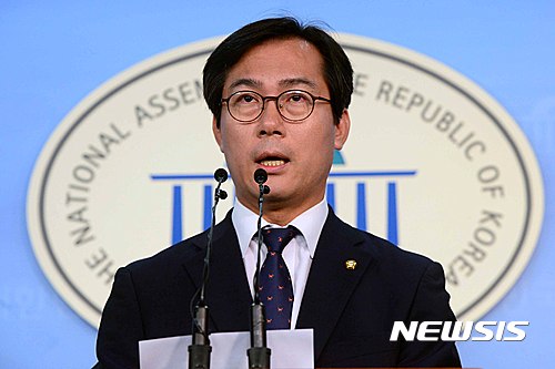새누리당 김영우 혁신비상대책위원이 오늘(17일) 서울 여의도 국회정론관에서 '유승민 복당 사태'와 관련해 브리핑하고 있다. /사진=뉴시스