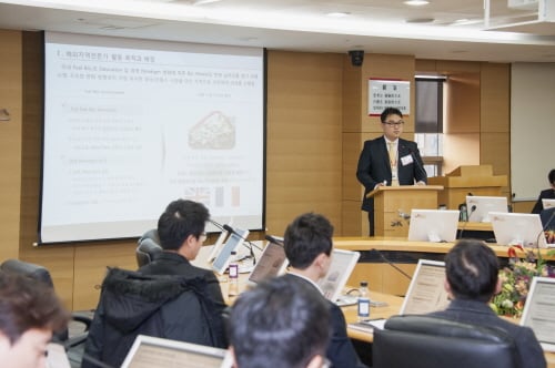 지난해 해외지역전문가 연수생으로 영국을 다녀온 김병호 과장이 올초 연수결과를 발표하는 모습 /사진=SK네트웍스 제공