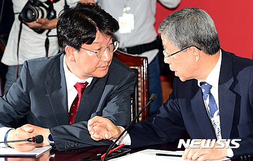권성동 사무총장이 자신의 경질 결정에 반발하고 나섰다. 새누리당 김희옥 혁신비상대책위원장(오른쪽)과 권성동 사무총장이 지난 14일 서울 여의도 새누리당사에서 열린 회의에서 이야기를 나누고 있다. /자료사진=뉴시스
