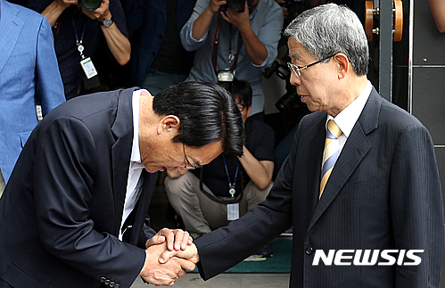 김희옥 비대위원장(오른쪽)이 지난 19일 강남구 논현동 한 커피숍에서 정진석 원내대표의 사과를 받고 오늘(20일) 당무에 복귀한다. /사진=뉴시스