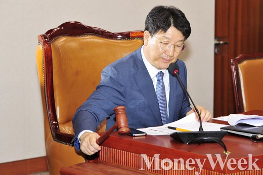 [MW사진] 개의 알리는 권선동 위원장
