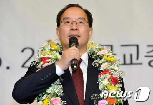 한국교총 회장 선거. 오늘(20일) 오전 서울 서초구 한국교육총연합회에서 열린 한국교총 제36대 회장선거에서 회장으로 당선된 하윤수 신임 회장이 당선인사를 하고 있다. /자료사진=뉴스1