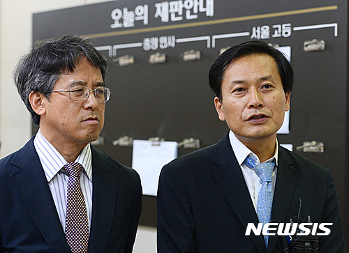 민변 채희준(오른쪽), 천낙붕 변호사가 지난 20일 서울 서초구 중앙지방법원 기자실에서 탈북 식당종업원 인신보호구제 심사 청구 관련 브리핑을 하고 있다. /사진=뉴시스