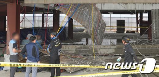 수원 공영주차장 사고가 지난 20일 오후 경기도 수원시 권선구 곡반정동에서 발생해 근로자 7명이 4m 아래 지상으로 추락했다. /사진=뉴스1
