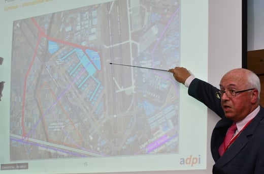 프랑스 파리공항공단엔지니어링(ADPi)의 장 마리 슈발리에가 지난 21일 오후 정부세종청사 국통교토부 브리핑룸에서 영남권 신공항 사전 타당성 검토용역결과 현재의 김해공항을 확장하는 방안이 최적의 대안이라고 밝히며 김해공안 지도를 가르키고 있다. /사진=뉴시스DB
