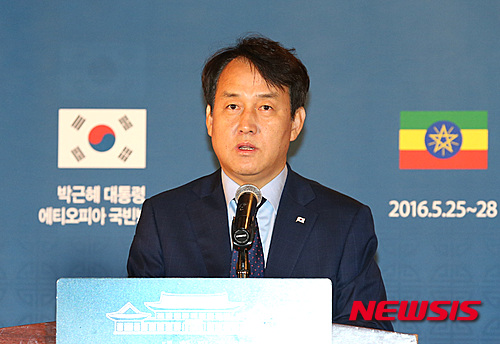 김해공항이 신공항이므로 대선공약을 지켰다는 해명이 청와대에서 나왔다. 정연국 청와대 대변인. /사진=뉴시스