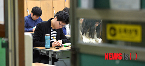 토익. 토익시험 응시생들이 시험 준비를 하고 있다. /자료사진=뉴시스