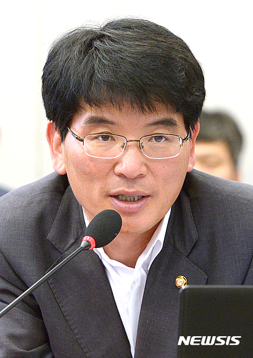 박완주 의원. 국회 운영위원회 간사인 박완주 더불어민주당 원내수석부대표가 오늘(22일) 서울 여의도 국회에서 열린 운영위 첫 전체회의에서 인사말을 하고 있다. /사진=뉴시스