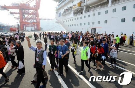 5월 방한관광객. 지난 5월2일 중국인 관광객 3700여명이 부산관광을 위해 배에서 내리고 있다. /자료사진=뉴스1
