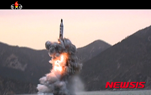 북한 미사일. 북한이 지난 1일 오후 조선중앙TV를 통해 공개한 잠수함 발사 탄도미사일(SLBM)의 발사 영상. /자료사진=뉴시스