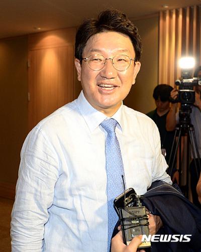 새누리 권성동 사무총장 사퇴. 새누리당 사무총장을 사퇴한 권성동 의원이 오늘(23일) 오후 서울 여의도의 한 중식당에서 비상대책위원들과 오찬을 함께하기 위해 입장하고 있다. /자료사진=뉴시스