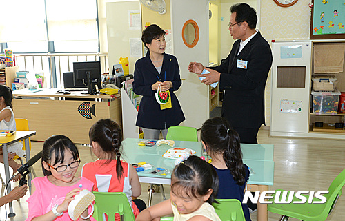 서울 숭인초등학교. 박근혜 대통령이 오늘(23일) 오후 서울 성북구 숭인초등학교의 초등 돌봄교실 현장을 방문해, 이용호 교장과 수업을 참관하고 있다. /사진=뉴시스
