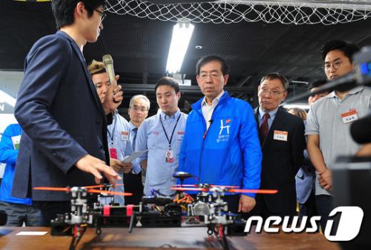 한강 드론공원. 박원순 서울시장이 지난달 31일 오후 서울 용산전자상가에서 열린 '디지털대장간' 개소식에서 드론을 살펴보고 있다. /자료사진=뉴스1