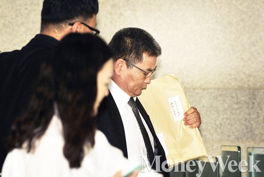 [MW사진] 어버이연합 추선희 사무총장, '전경련 자금지원 의혹' 조사차 검찰 출두