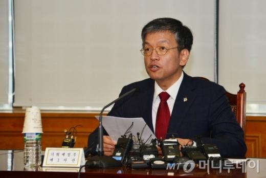 최상목 기획재정부 1차관이 24일 긴급 거시경제금융회의를 주재하고 있다./ 사진 머니투데이