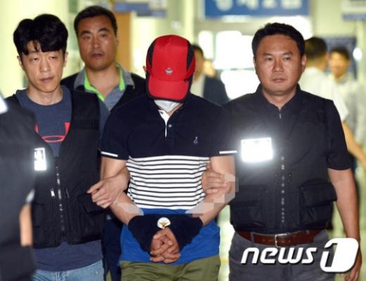 강남 아파트사건 현장검증. '강남 아파트 여성살해' 피의자 김모씨(35)가 오늘(24일) 오전 현장 검증을 위해 서울 강남 수서경찰서를 나서고 있다. /사진=뉴스1