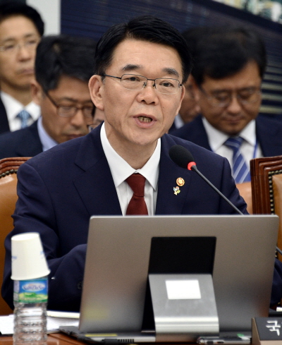 강호인 국토부 장관은 24일 서울 국회에서 열린 국토교통위원회 전체회의 참석해 과열 양상을 보이는 강남 재건축시장에 칼을 댈 수도 있음을 시사했다. /사진=뉴시스 DB
