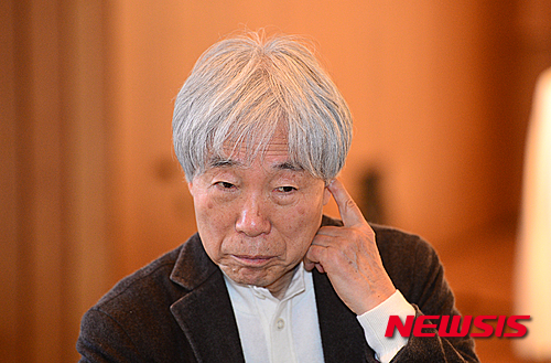 이우환 화백 위작 논란이 있는 자신의 작품을 직접 검증한다. /자료사진=뉴시스