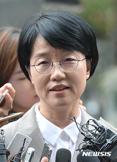 박선숙 검찰 출석. 4.13 총선 당시 당 사무총장으로 선거를 지휘하는 과정에서 홍보비 리베이트 수수 지시 및 보고받은 의혹이 제기된 국민의당 박선숙 의원이 오늘(27일) 오전 서울서부지방검찰청에 출두하던 중 취재진의 질문에 답하고 있다. /사진=뉴시스