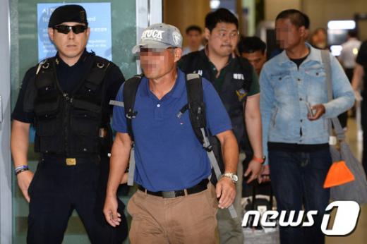 광현 803호 항해사 이모씨(50)와 인도네시아, 베트남 선원이 오늘(27일) 인천국제공항을 통해 입국했다. /사진=뉴스1