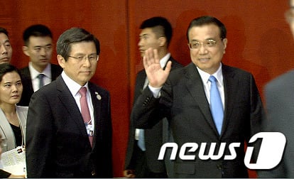 하계 다보스포럼. 황교안 국무총리(왼쪽)와 리커창 중국 총리가 오늘(27일) 중국 톈진 메이장 컨벤션센터에서 열린 하계 다보스 포럼 개막식에 참석하고 있다. /사진=뉴시스
