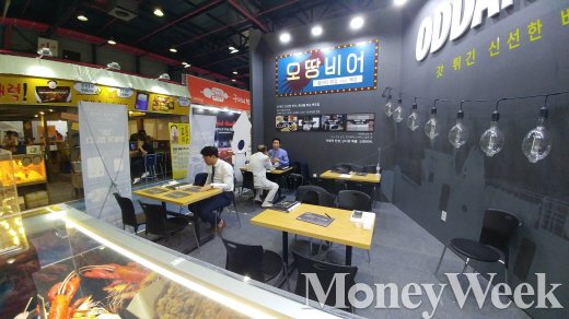 ▲ 주점창업 전문 브랜드인 '오땅비어' 상담모습. 오땅비어는 경기악화 매출저조속에서도 광고를 늘려나가고 있다. (사진=강동완 기자)