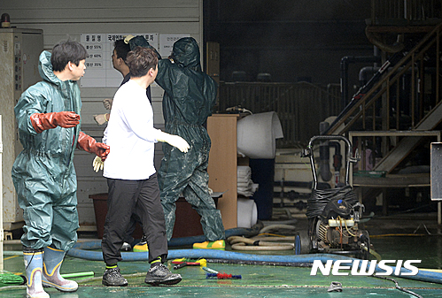 구미 사고. 소방당국이 유출물질 회수작업을 하고 있다. /사진=뉴시스