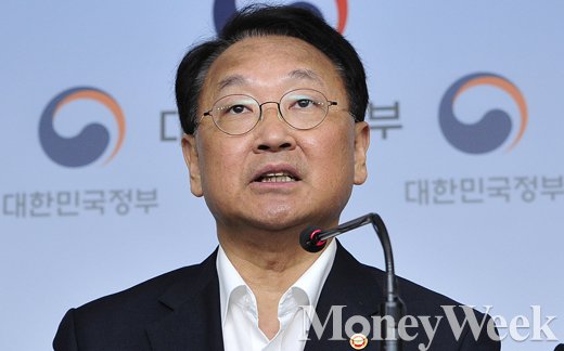 하반기 경제정책방향 관계부처 합동 브리핑이 28일 서울 세종로 정부서울청사에서 열린 가운데 유일호 경제부총리 겸 기획재정부장관이 발언하고 있다. /사진=임한별 기자