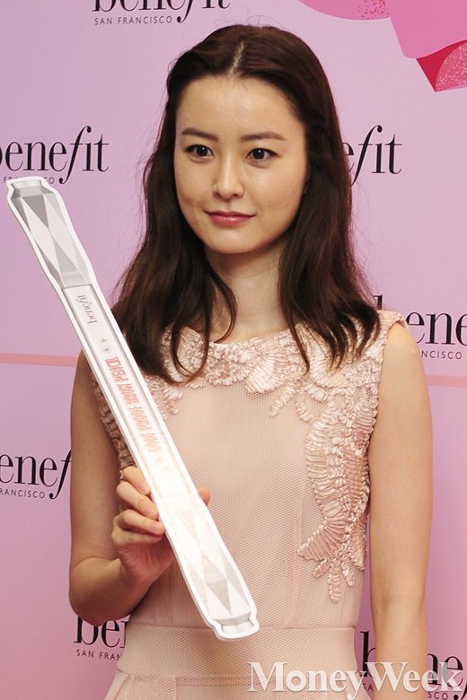 [MW사진] 정유미, '눈썹 고민 이젠 걱정없이 해결하세요~'