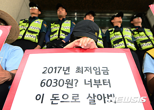 최저임금. 알바노조 조합원들이 28일 경총회관 앞에서 항의시위를 벌이고 있다. /사진=뉴시스