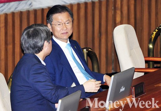 천정배 국민의당 공동대표(오른쪽)가 당이 '리베이트 수수 의혹'을 받고 있는 가운데 골프를 쳐 비난을 받고 있다. 왼쪽은 안철수 상임공동대표. /사진=임한별 기자
